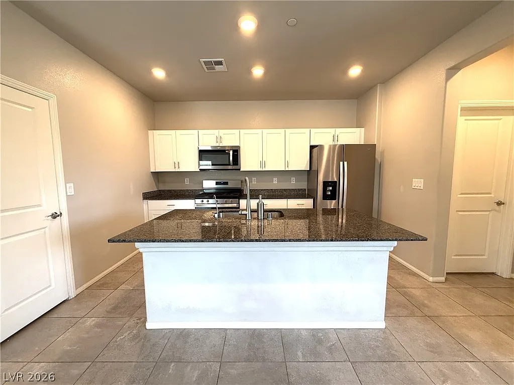 3 bed, 2.5 bath, 1820 sqft, $2,240 — Photo 4