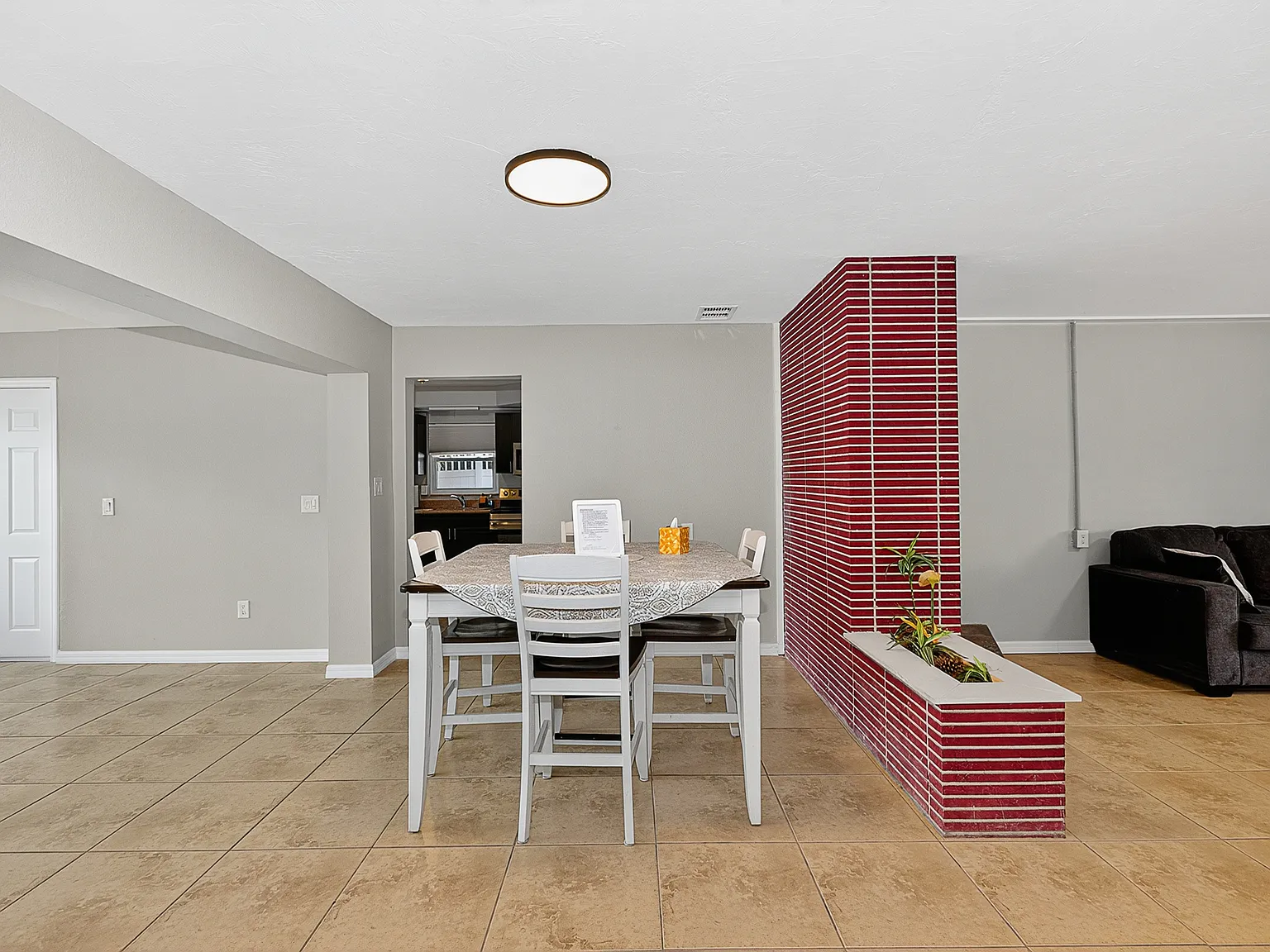 3 bed, 1813 sqft, $13,100 — Photo 3