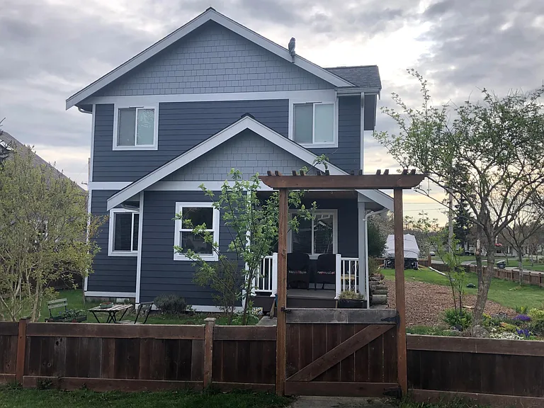996 Blaine Ave — Photo 1