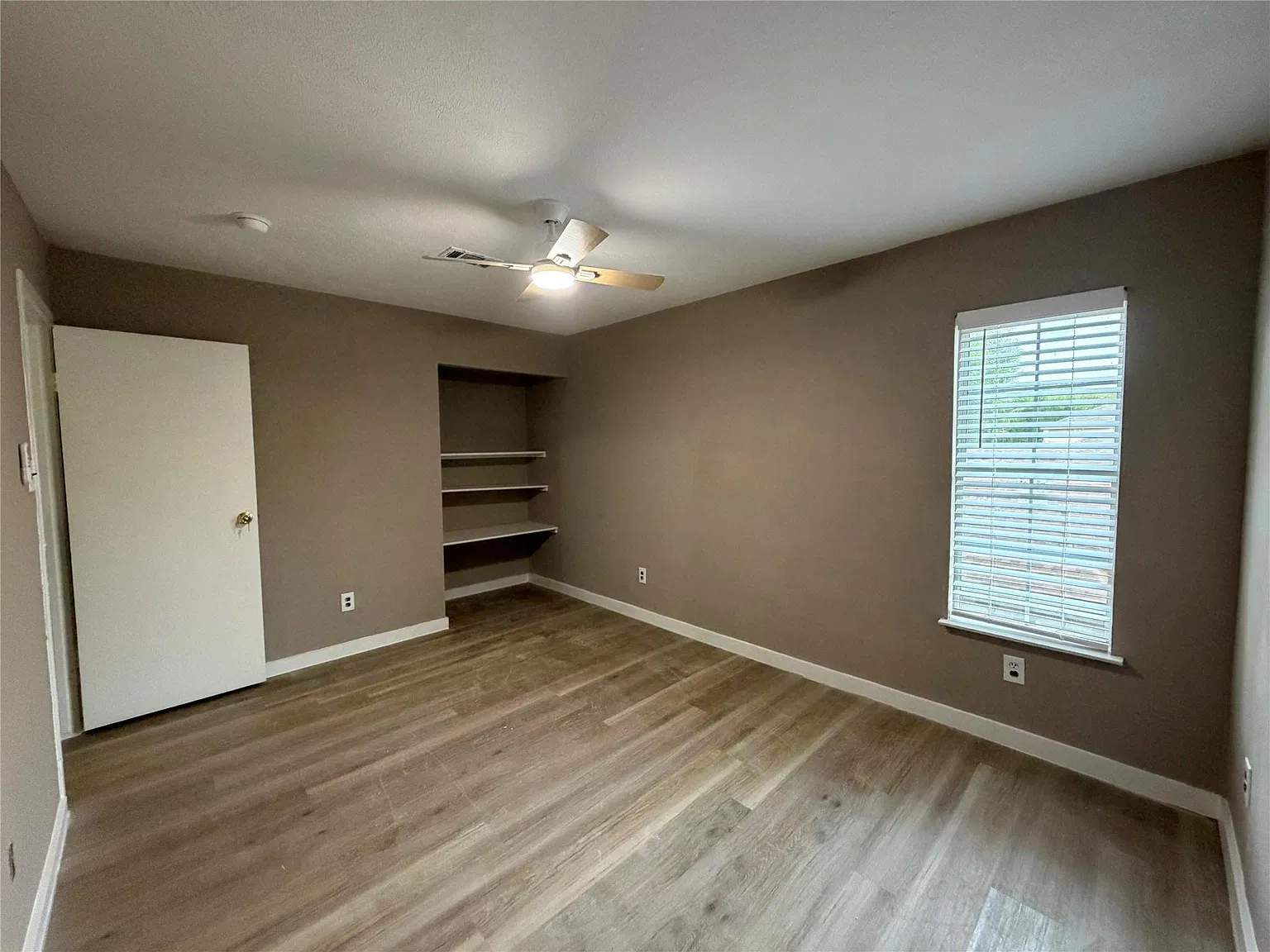 5 bed, 3.5 bath, 3020 sqft, $2,800 — Photo 4