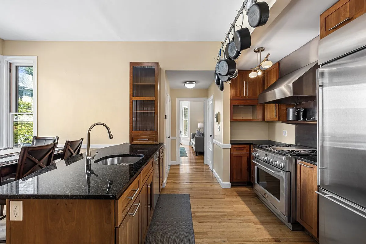 1 bed, 1.0 bath, 757 sqft, $2,400 — Photo 1