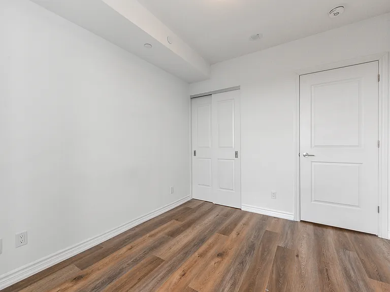 571 Prince Edward Dr N — Photo 5