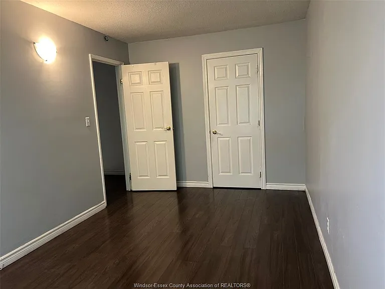 1464 Bayswater Cres — Photo 8
