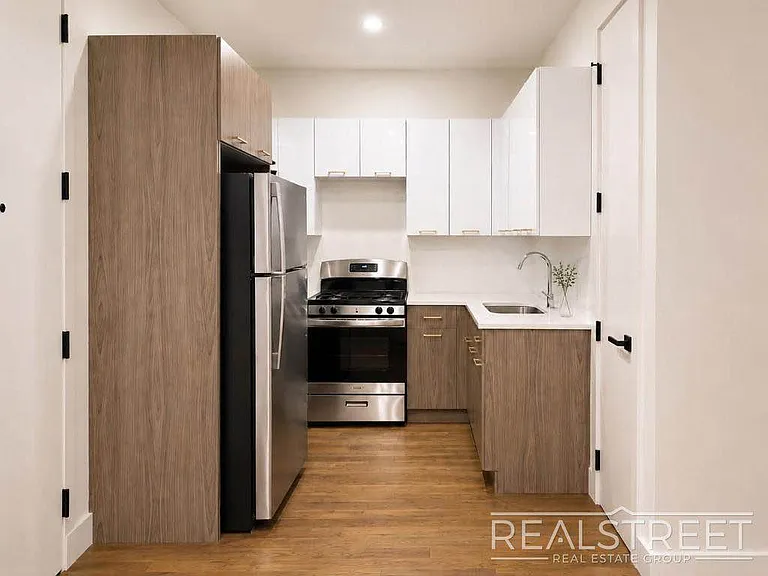 695 De Kalb Ave #3B — Photo 2