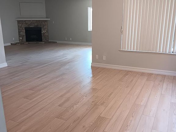 large family room /dining room looking to living room