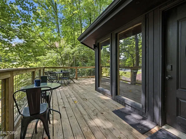 707 Maple Ln, Gatlinburg, TN 37738