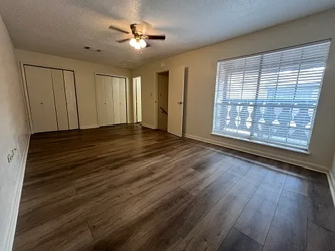 Crestwood Apartments — Photo 25