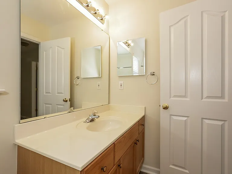 8264 Chatham Oaks Dr — Photo 16