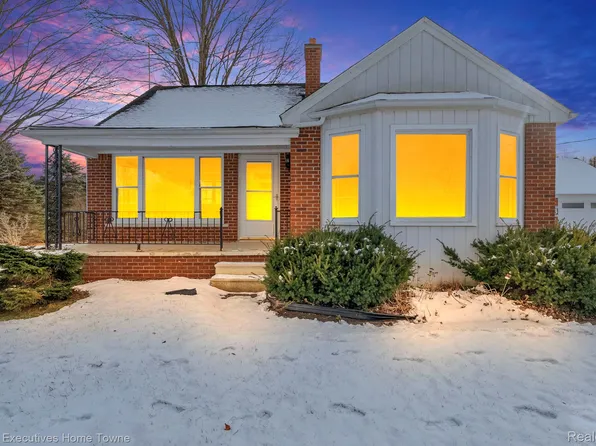 7305 Big Hand Rd, Saint Clair, MI 48079