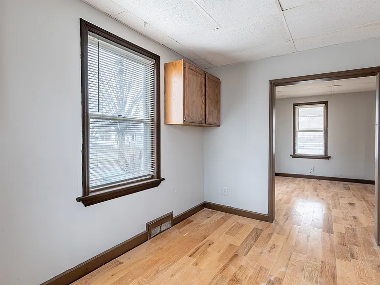 327 Saxton St — Photo 11