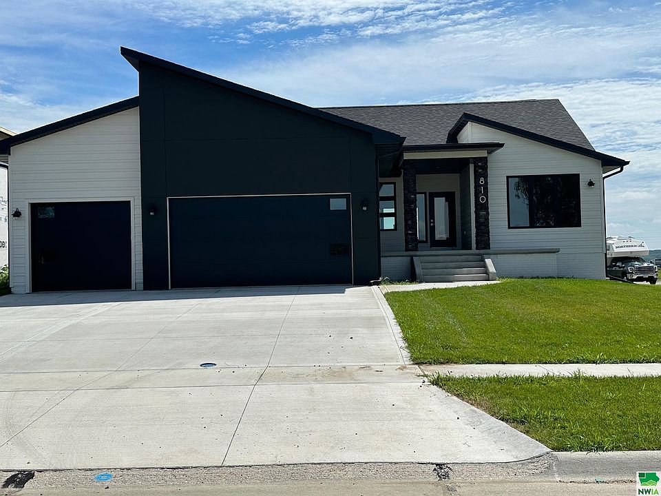 1st image of 810 Lakeshore Dr