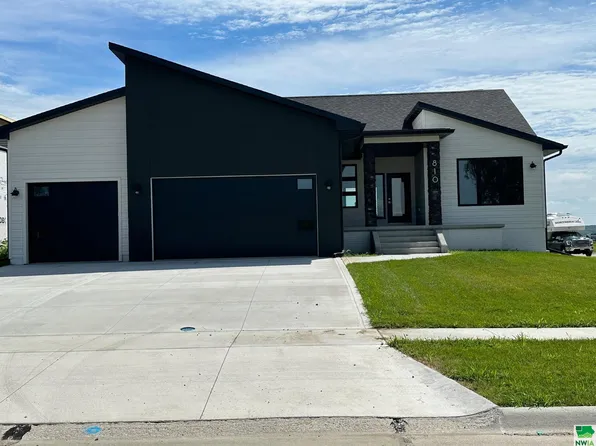 810 Lakeshore Dr, North Sioux City, SD 57049