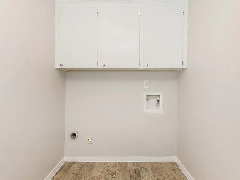 Castlewood Apartments — Photo 23