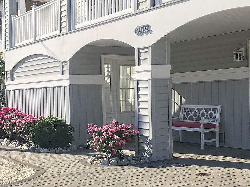 2nd image of 1 W Ramapo Ln
