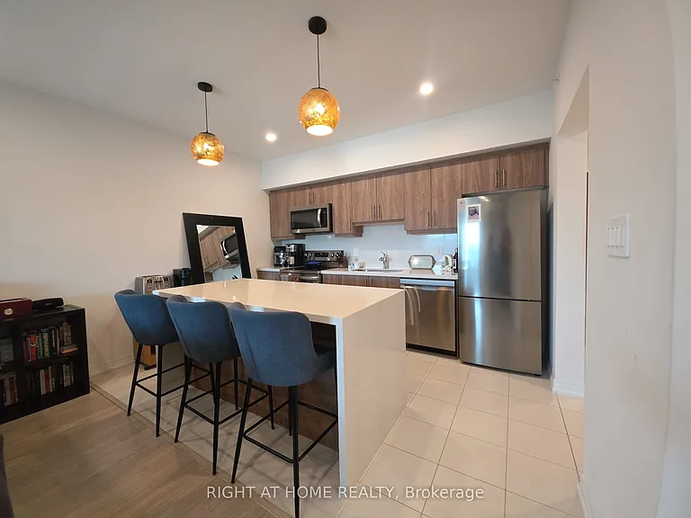 15 Kneeshaw Dr #405 — Photo 8