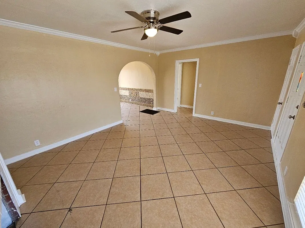 4 bed, 1.0 bath, 1200 sqft, $1,200 — Photo 3