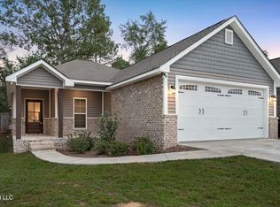 32 N Barnes Field Dr, Hattiesburg, MS 39402