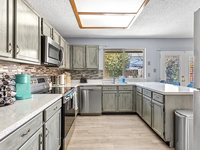 2445 Claremont Dr — Photo 43