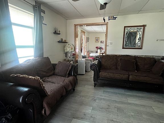 4th image of 931 E 8th St