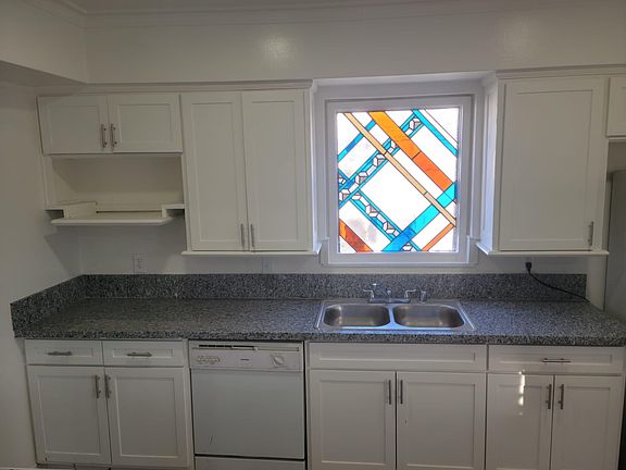 4th image of 626 N Sycamore Ave