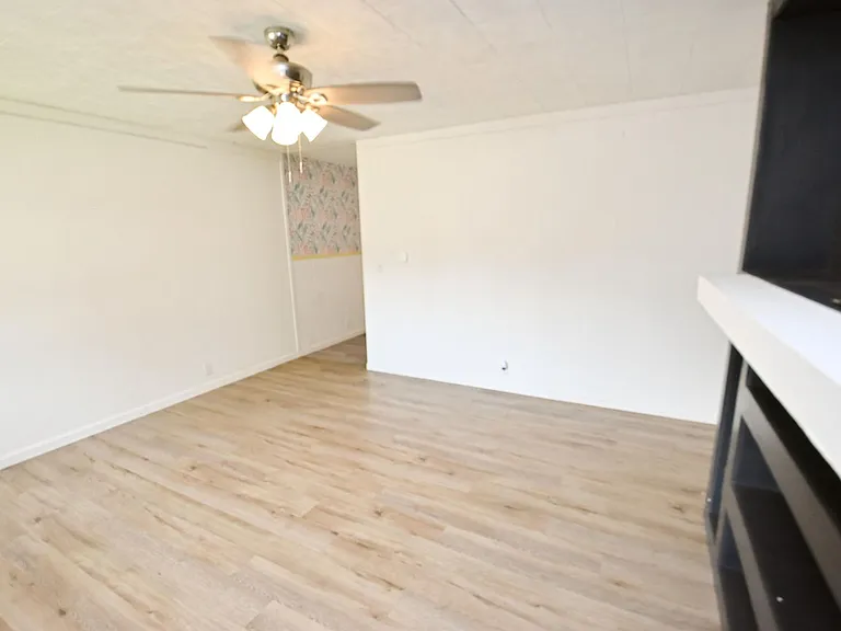 1330 Southlea Dr — Photo 3