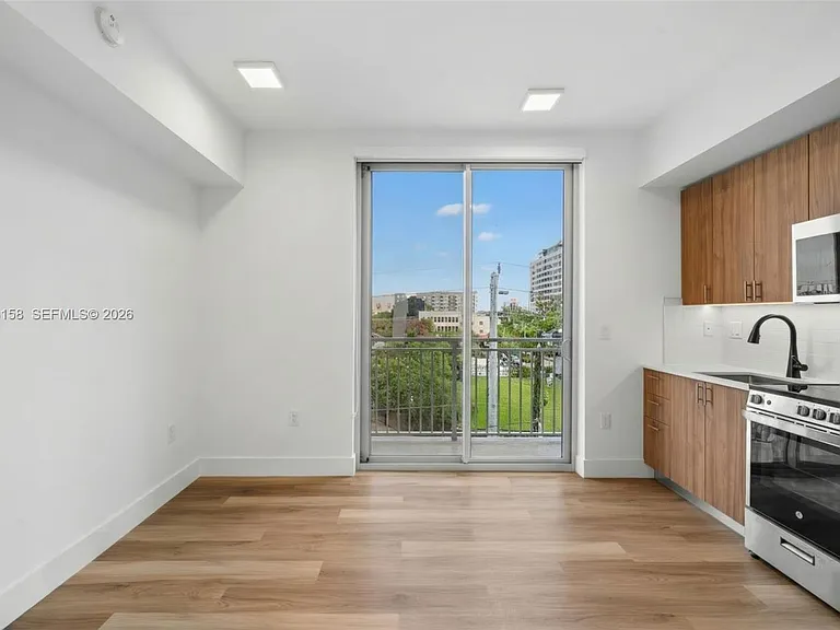 650 SW 1st St #206 — Photo 3