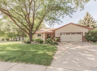 800 E Dove Trl, Sioux Falls, SD 57108