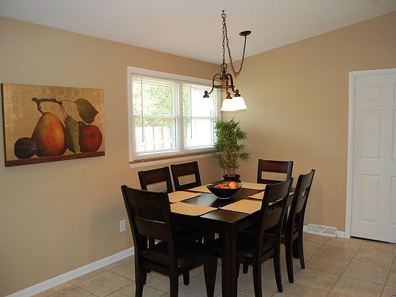 Dining rm. w/vaulted ceiling