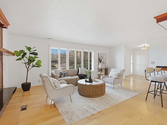 5th image of 920 N Little Valley Rd