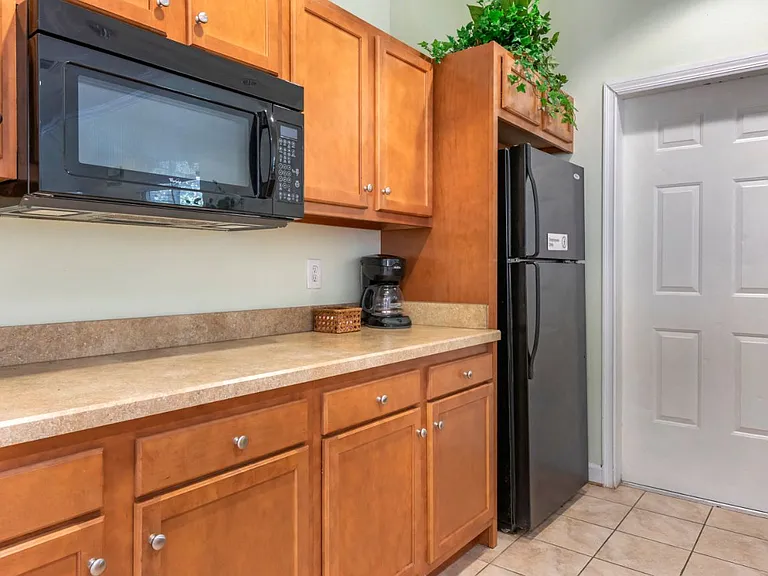 Courtney Manor Apartments — Photo 7