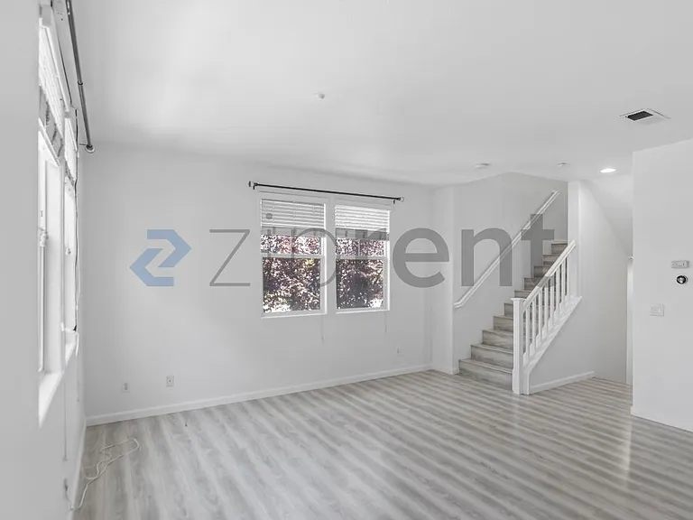 657 N Capitol Ave — Photo 7