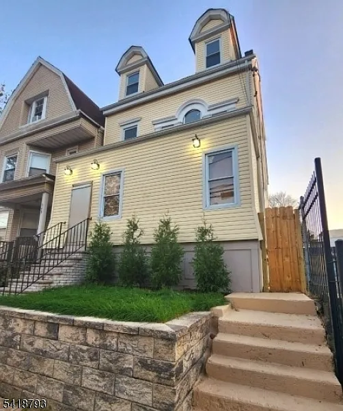 3 bed, 1.0 bath, $2,000 — Photo 1