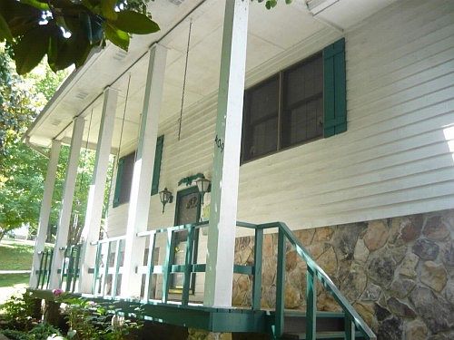 1st image of 409 Moore Cir NE