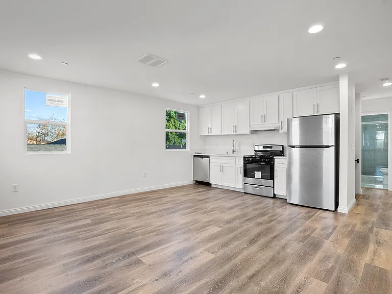 11560 Archwood St — Photo 4