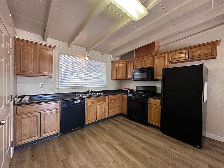 621 Hardy Dr — Photo 4