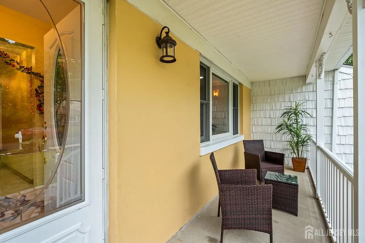 4 bed, 3.0 bath, 2396 sqft, $4,300 — Photo 4