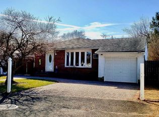5 Iris Ct, Hicksville, NY 11801