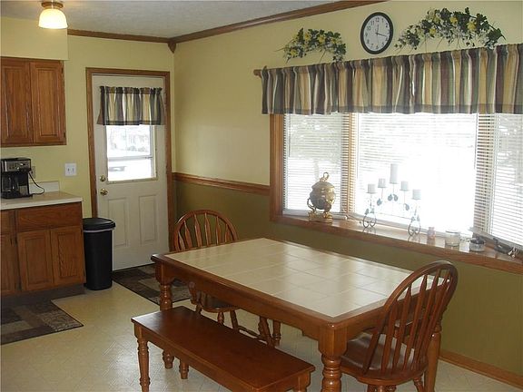 5th image of 499 Martha Dr