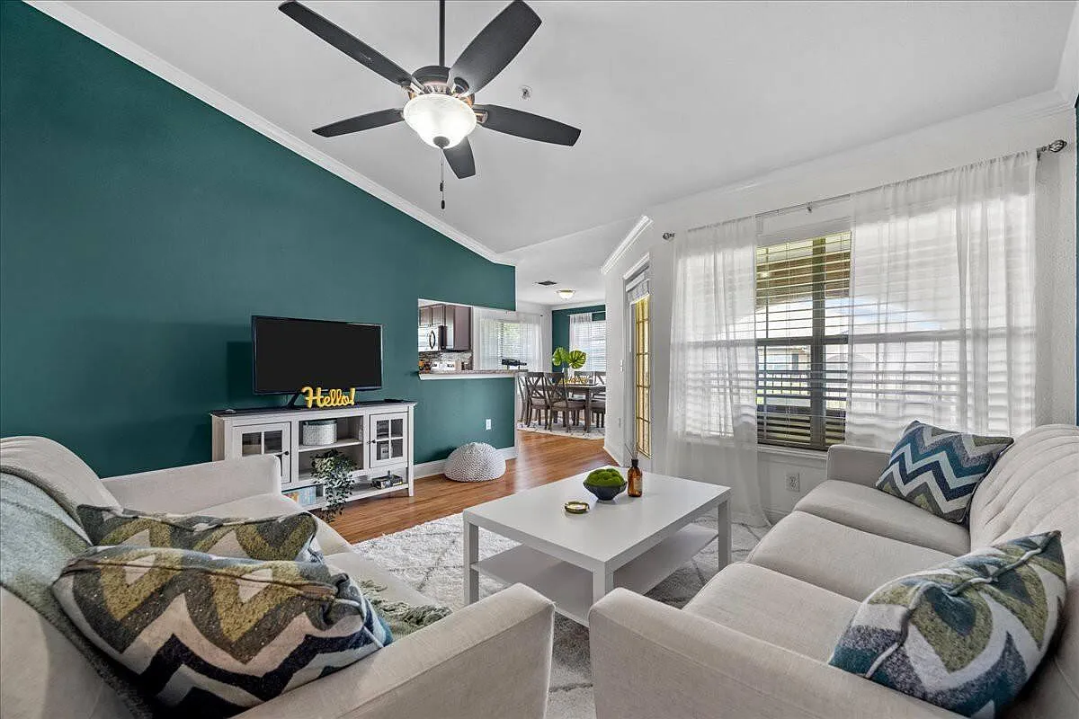 2 bed, 1192 sqft, $2,000 — Photo 1