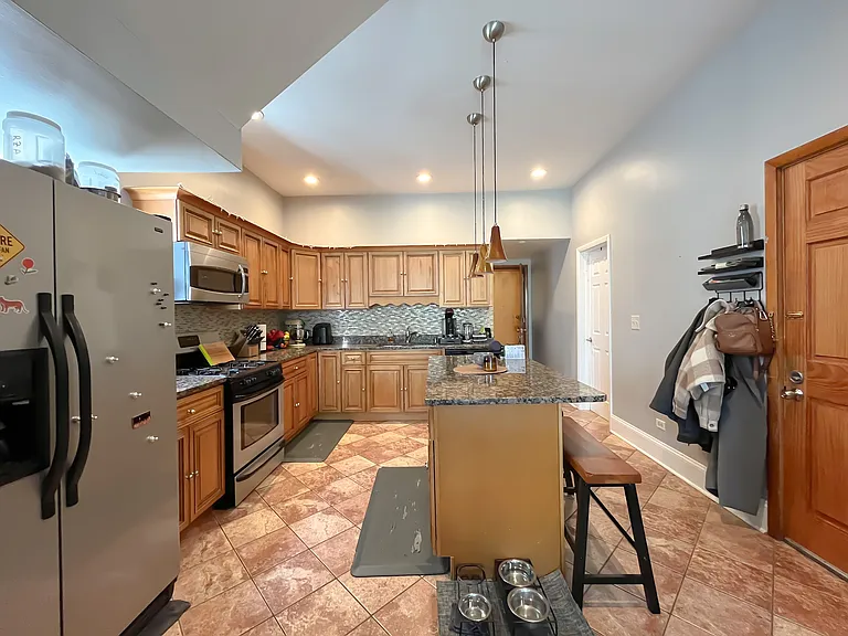 2541 W Cortland St #3 — Photo 2