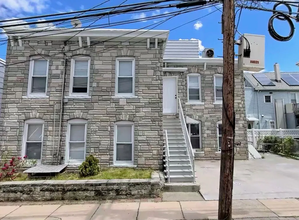 3 bed, $2,250 — Photo 1
