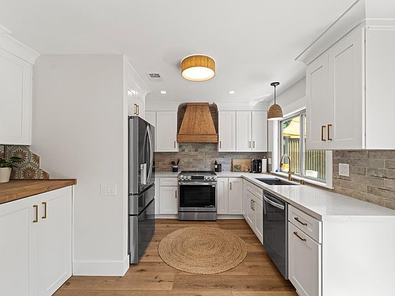 3rd image of 113 Hartnell Pl