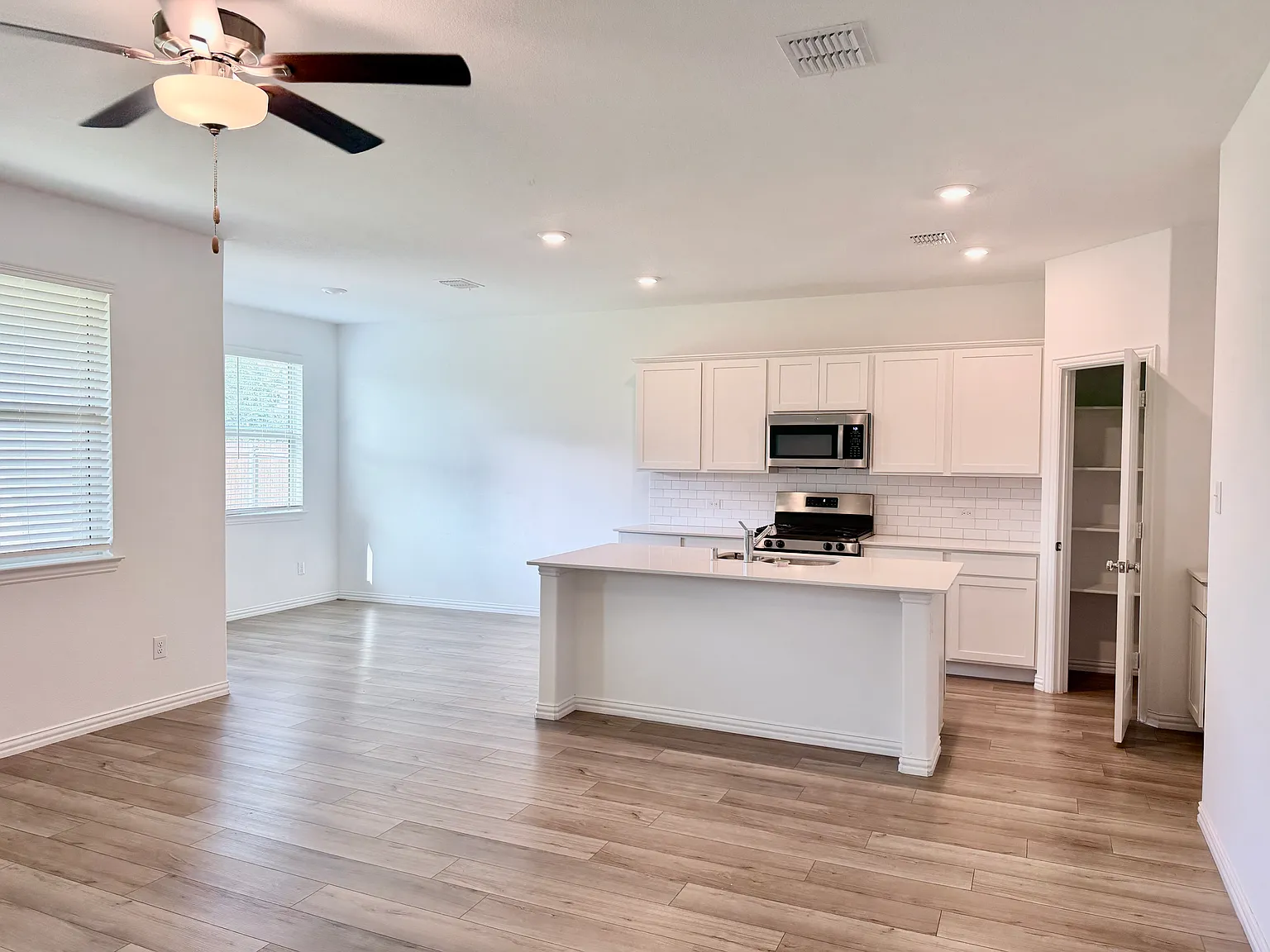 3 bed, 1606 sqft, $2,050 — Photo 2