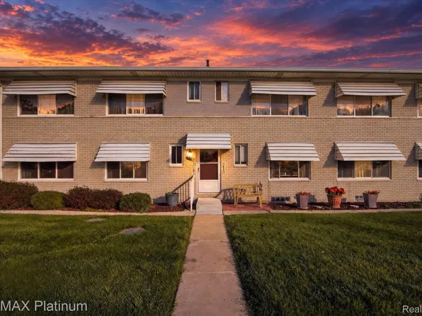 5946 Alan Dr APT 33, Brighton, MI 48116