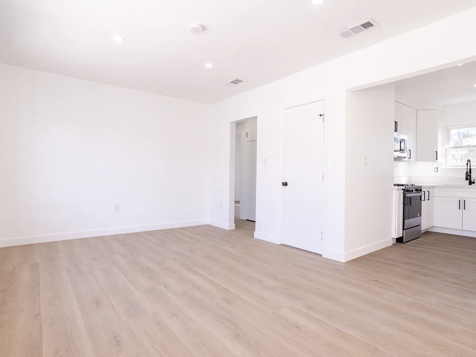 2 bed, 1.5 bath, 800 sqft, $2,750 — Photo 2
