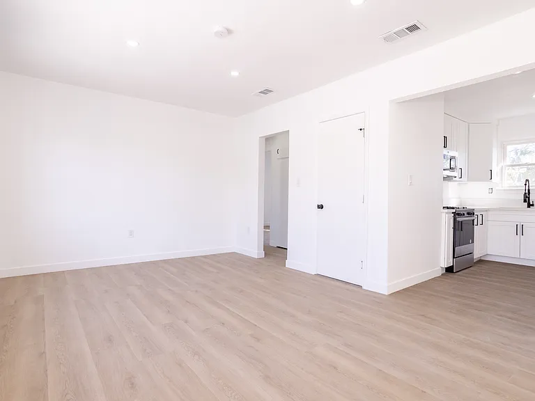 11604 Haynes St — Photo 2