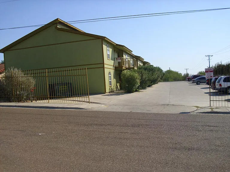 421 Hilltop Rd — Photo 2