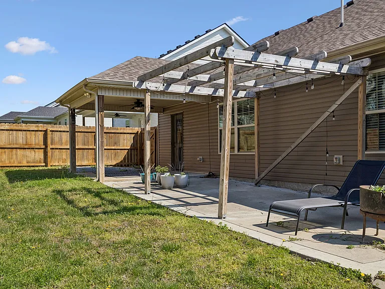 833 Lutz Ln — Photo 22