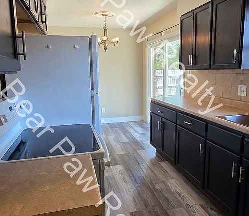 4th image of 904 Coolidge St