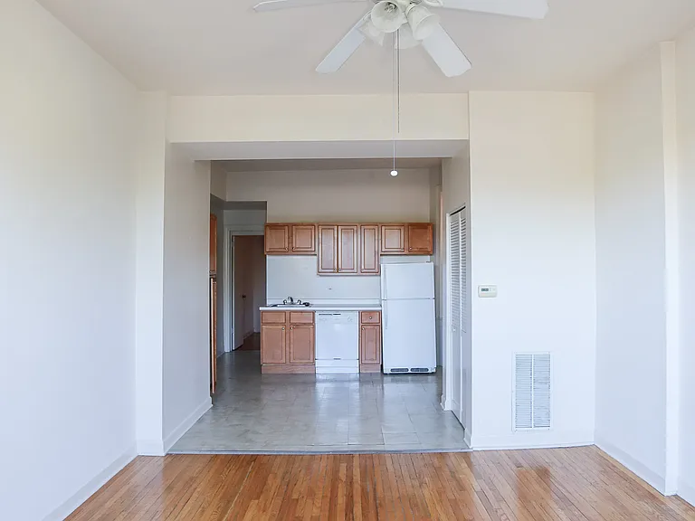 703 W Willow St #2C — Photo 5